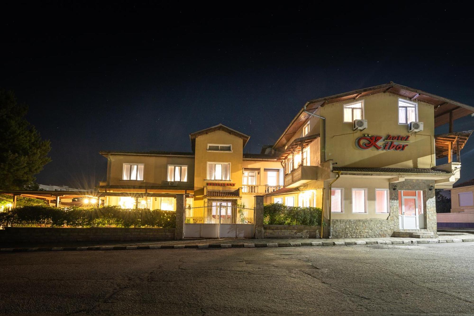 Hotel Kibor Gulubovo  Extérieur photo